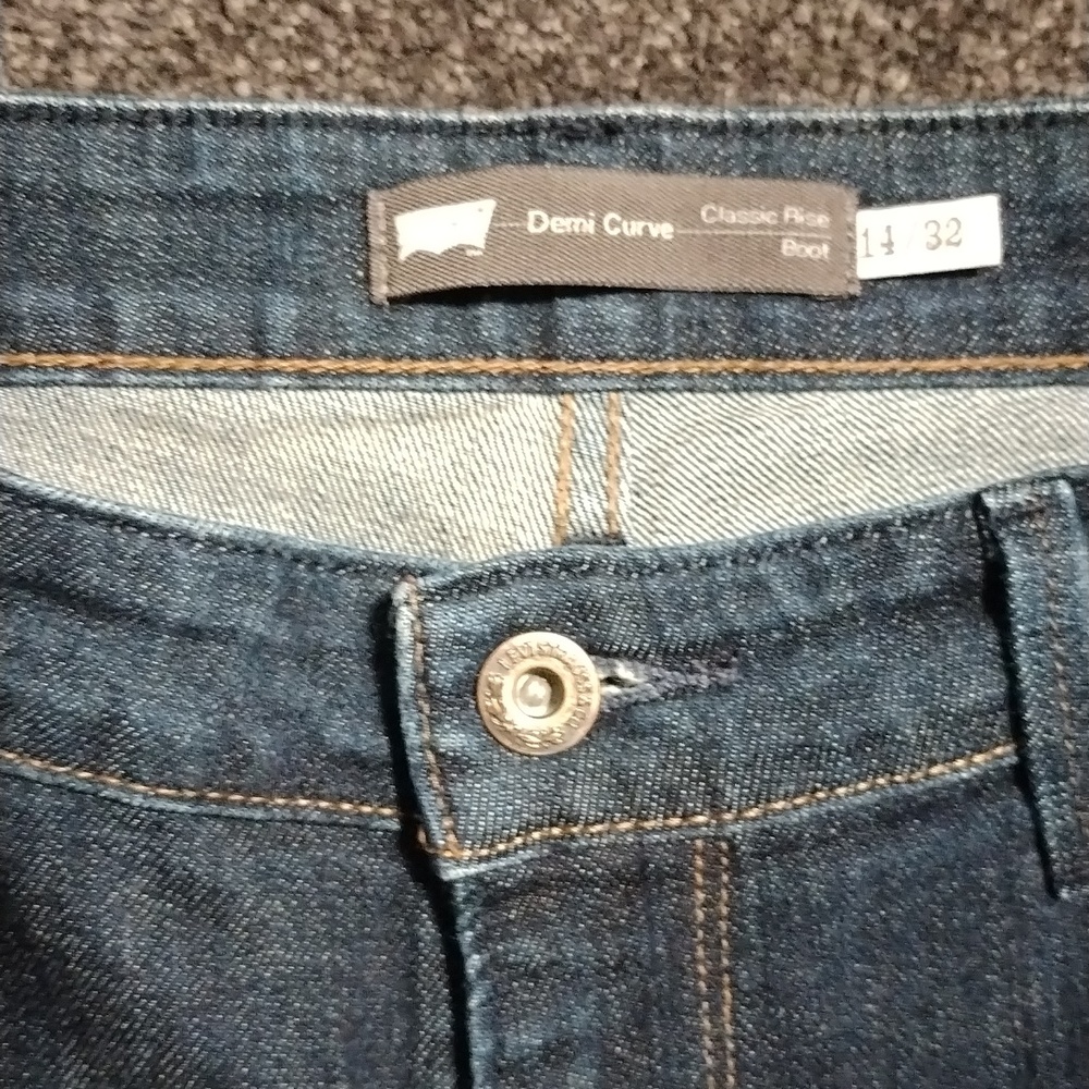 Levi Strauss demi curve